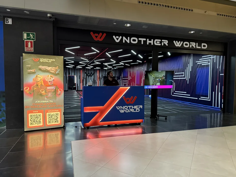 Entrada de Another World Murcia en el C.C. Myrtea